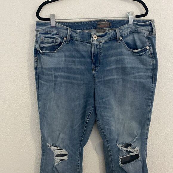 TORRID- boyfriend straight- distressed mid rise jeans- Size 18 - Picture 2 of 7
